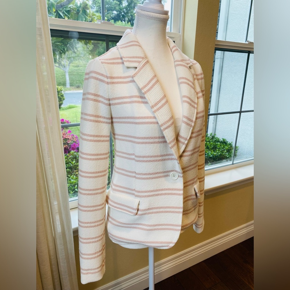 Three Dots summer blazer. Casual fit. Pairs well with jeans. Size XS. Like new.